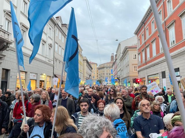 folla al corteo no ovovia